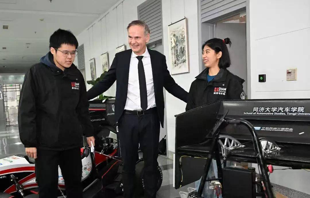 大眾CEO奧博穆同濟(jì)演講:2026年純電新品與保時(shí)捷中國(guó)研發(fā)新動(dòng)向