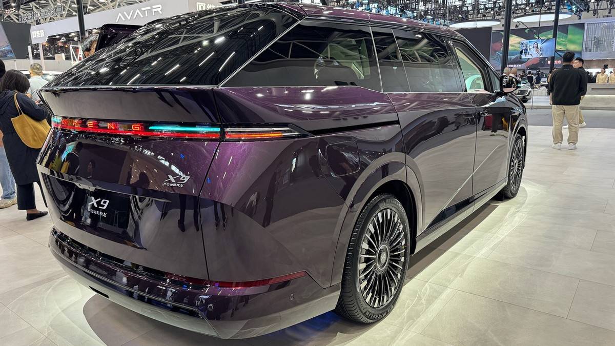 10萬級家轎藏驚喜!全新福睿斯開起來咋樣?顏值配置全在線