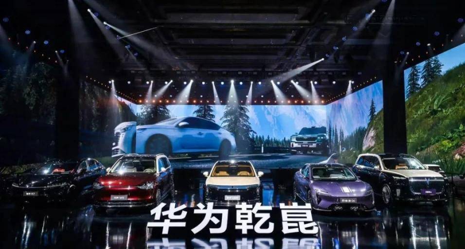 10萬級家轎藏驚喜!全新福睿斯開起來咋樣?顏值配置全在線