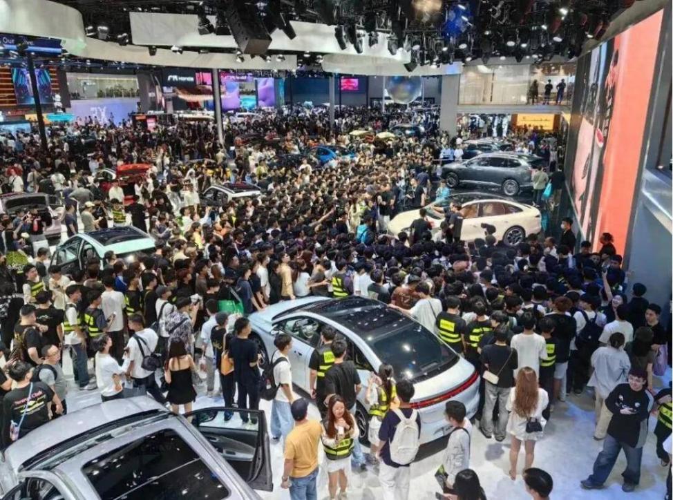 10萬級家轎藏驚喜!全新福睿斯開起來咋樣?顏值配置全在線