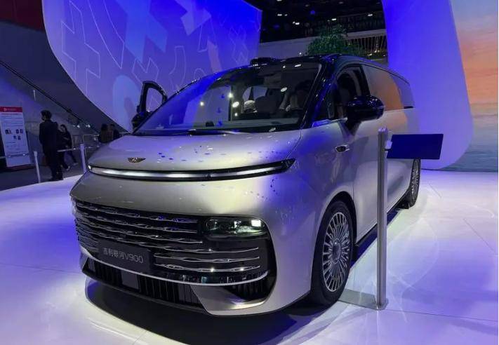 10萬級家轎藏驚喜!全新福睿斯開起來咋樣?顏值配置全在線