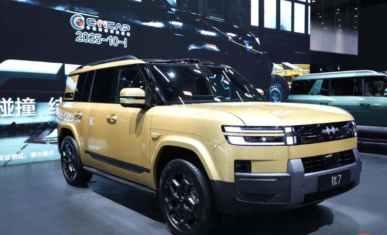 10萬級家轎藏驚喜!全新福睿斯開起來咋樣?顏值配置全在線