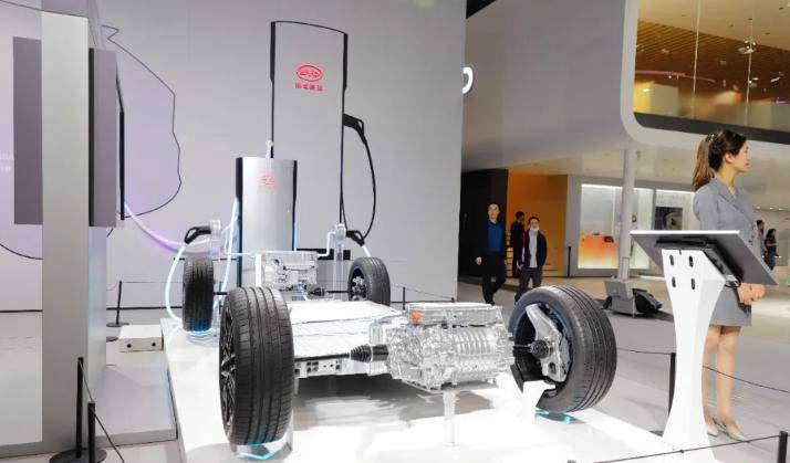 10萬級家轎藏驚喜!全新福睿斯開起來咋樣?顏值配置全在線